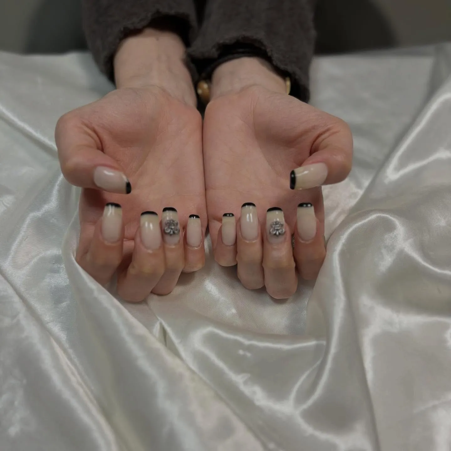 指先黒フレンチ🐦‍⬛